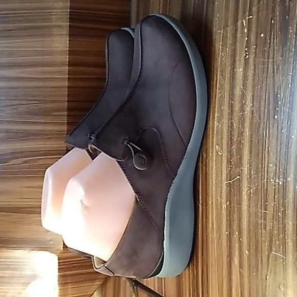 Clarks Unstructured 10 plum color slide on comfort shoes - Picture 5 of 8